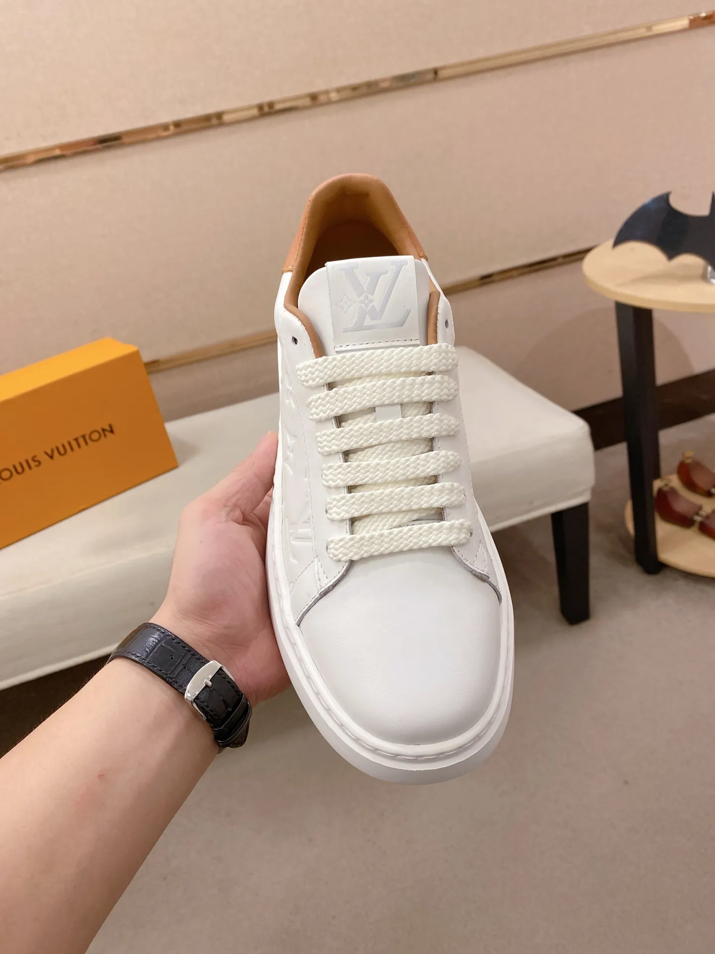 Men's shoes 💰: 480💰🎉🎉LV~Louis Vuitton trendy men's shoes New shipments Latest matching The same style as the official website Super high quality Hot sales of the season [strong] [strong] [strong] Selected first-layer cowhide, comfortable cowhide lining, original last, comfortable on the foot, wear-resistant rubber outsole Size number: 38-44.